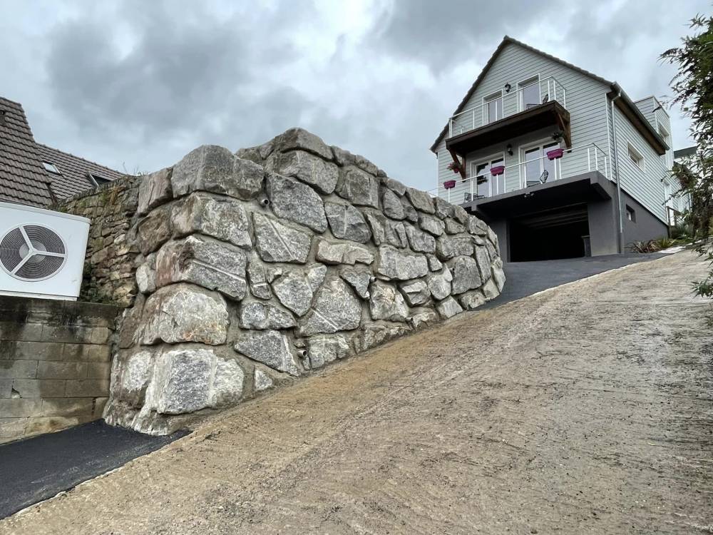 Enrochement et mur de soutènement à Houssen